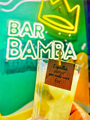 Placa decorativa do bar bamba com bebida em realce escrito espalhe amor por onde você for